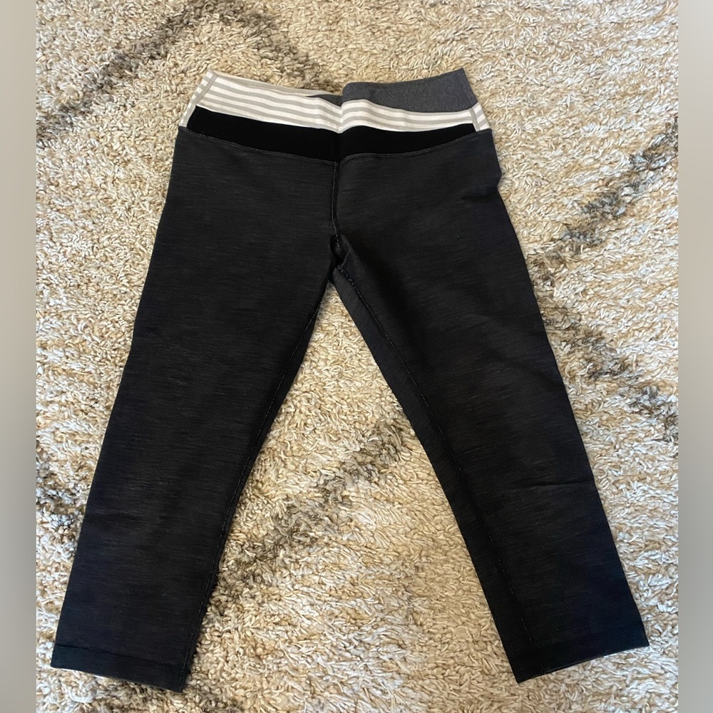Lululemon Wunder Under cropped leggings. Size 6
